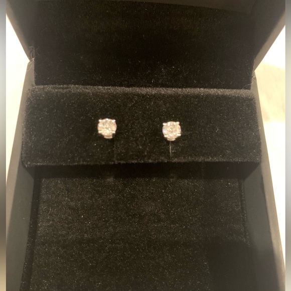 Jared/Kays Jewelry - CZ Diamond 4mm Pair of Stud Earrings (small) / Stainless Steel / Brand New